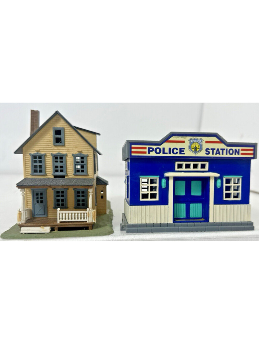 HO Scale Town Residential Lot - Vintage Walthers Rooming House & Police Station